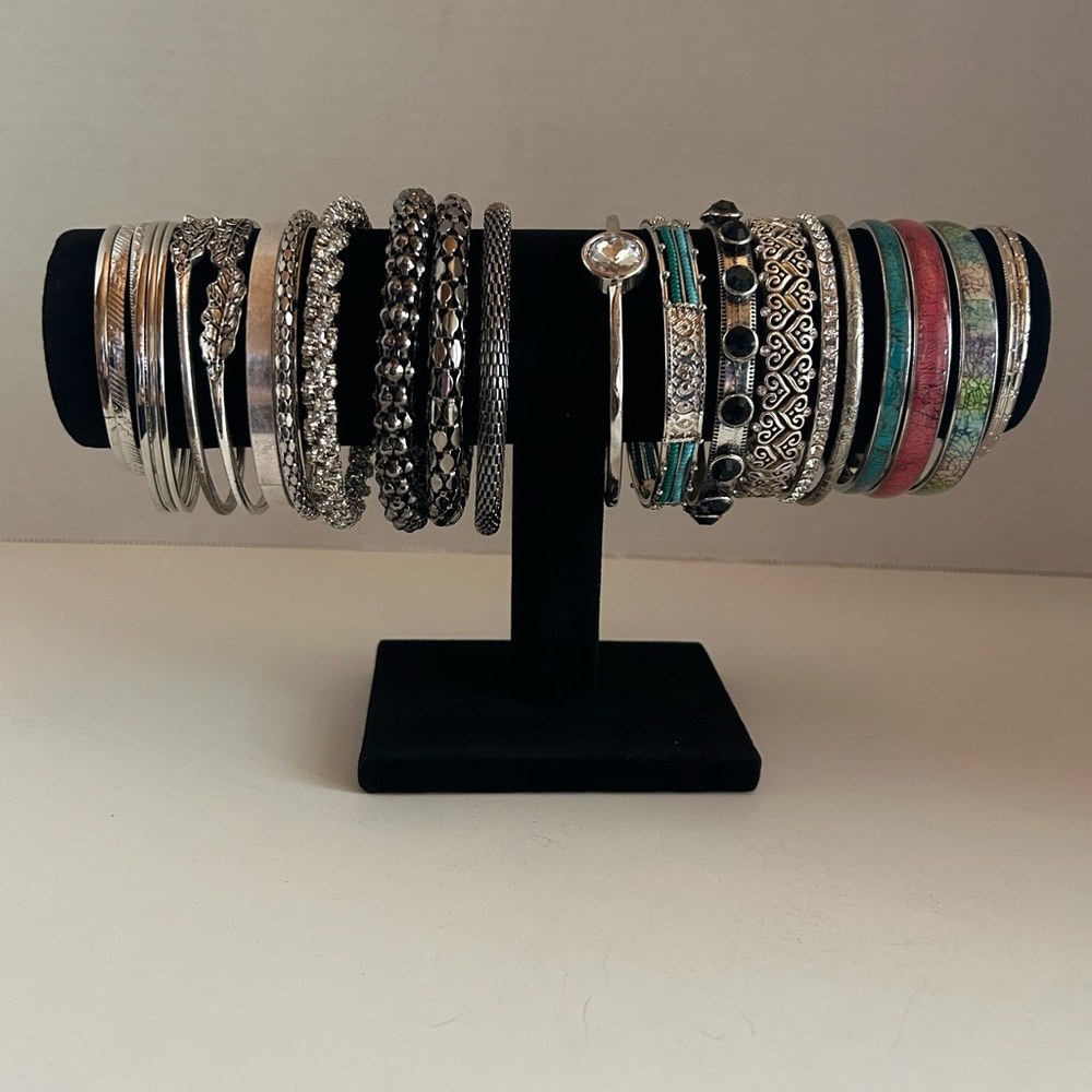 Lot of 25 bangle bracelets.